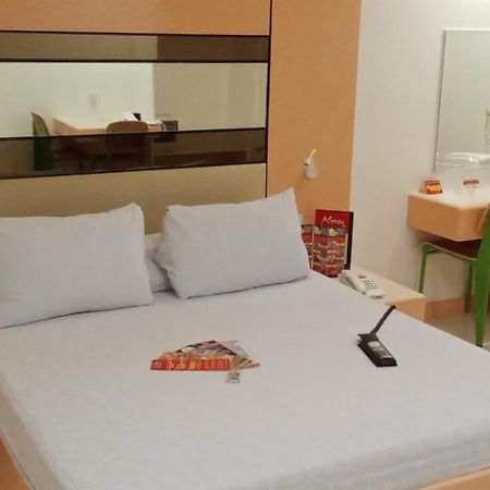 Hotel Sogo Buendia Pasay Esterno foto