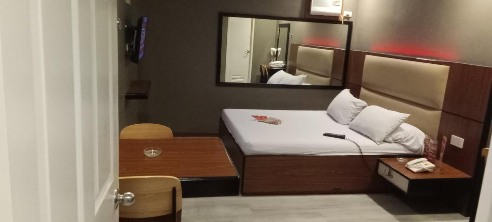 Hotel Sogo Buendia Pasay Esterno foto