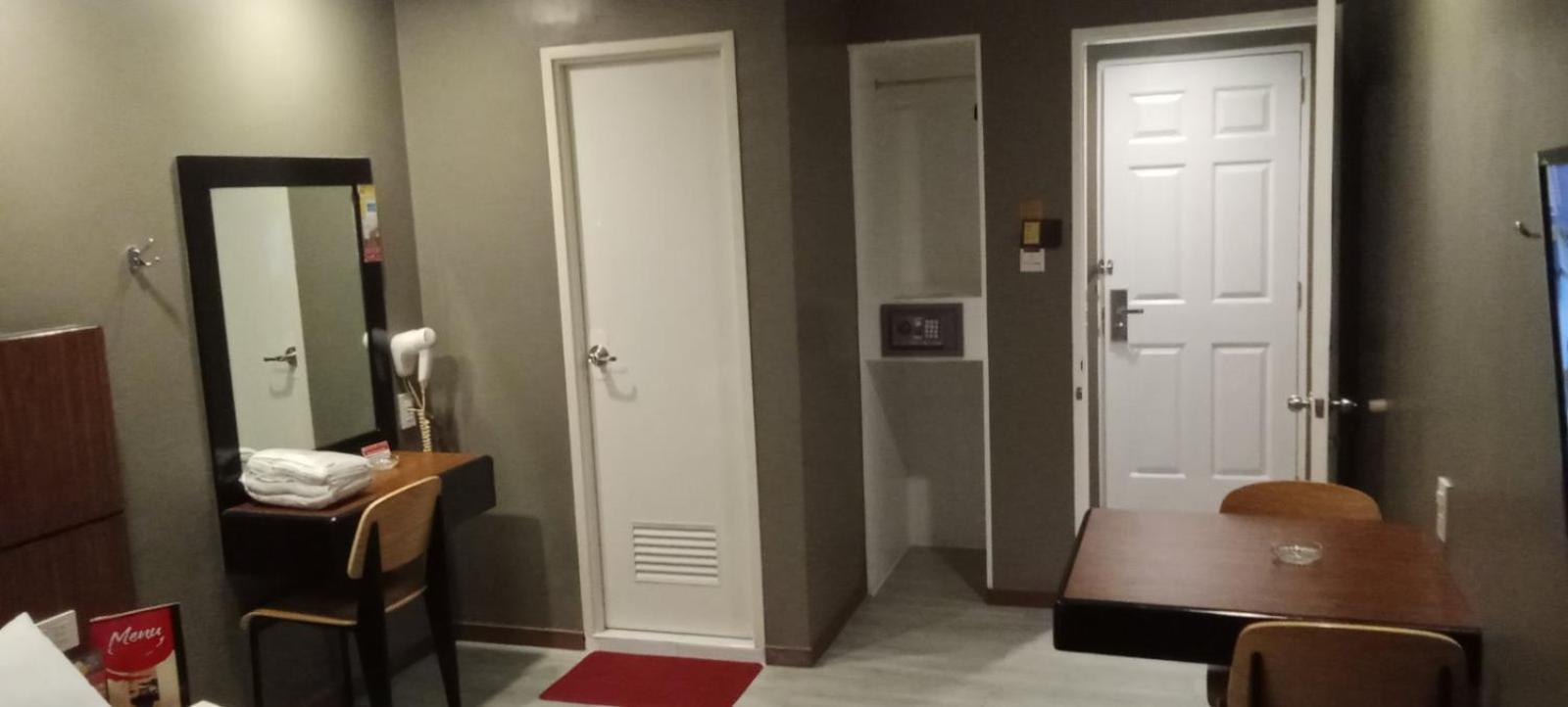 Hotel Sogo Buendia Pasay Esterno foto