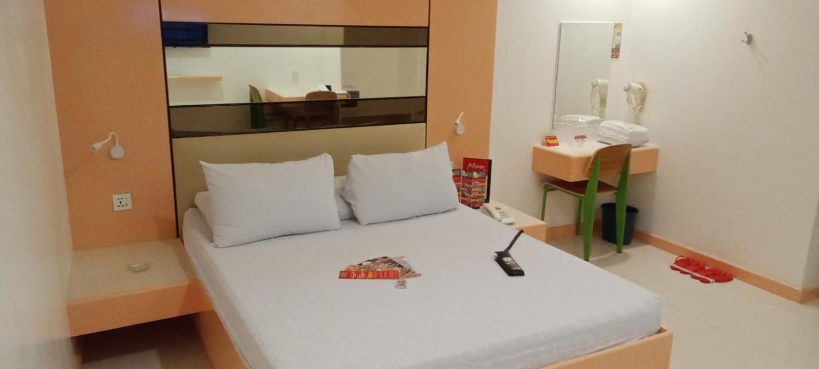 Hotel Sogo Buendia Pasay Esterno foto