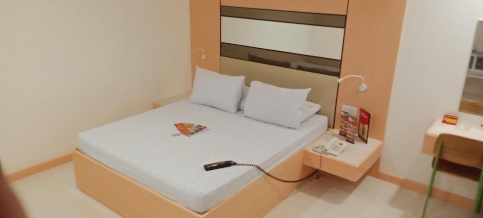 Hotel Sogo Buendia Pasay Esterno foto