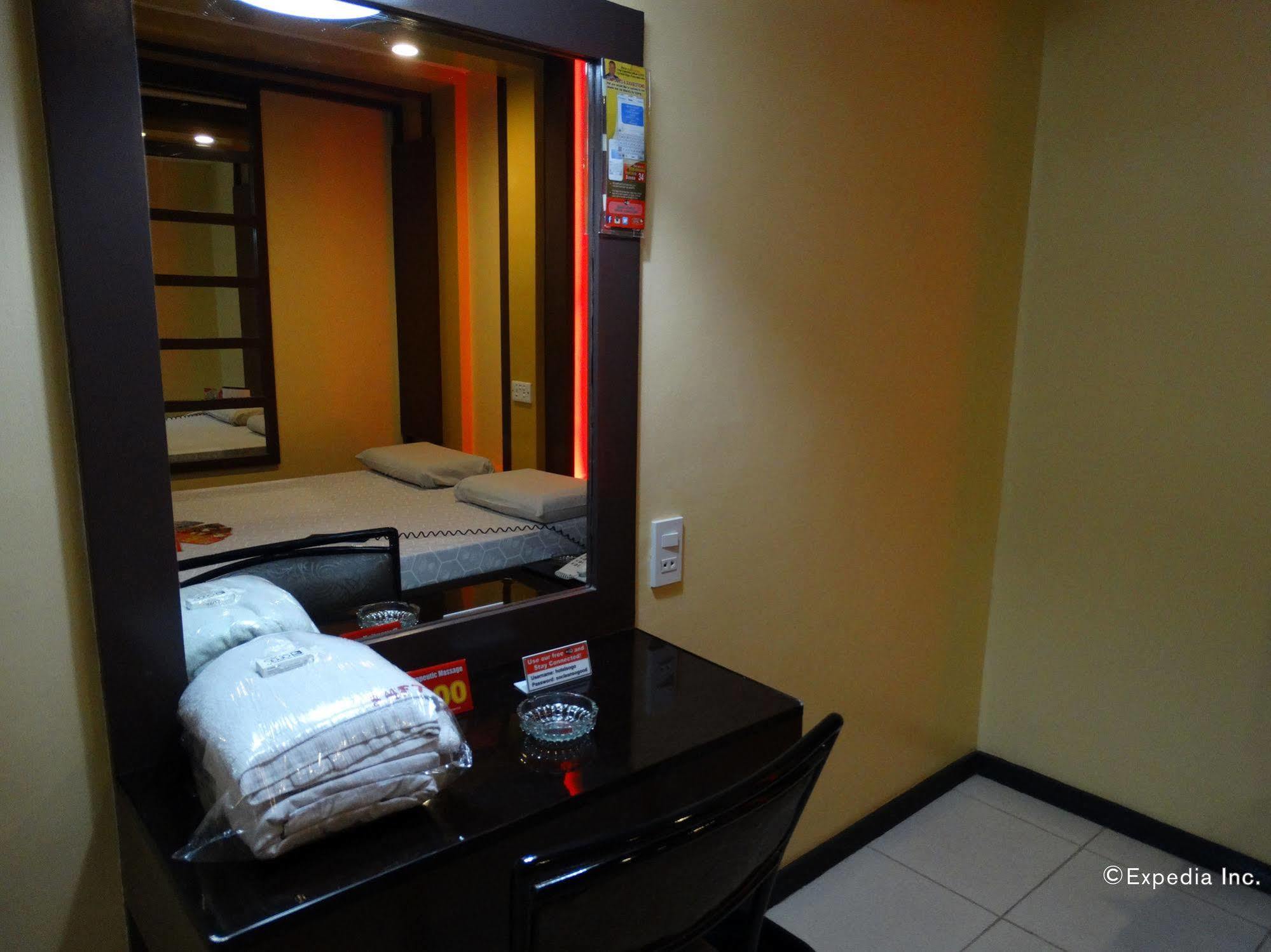Hotel Sogo Buendia Pasay Esterno foto