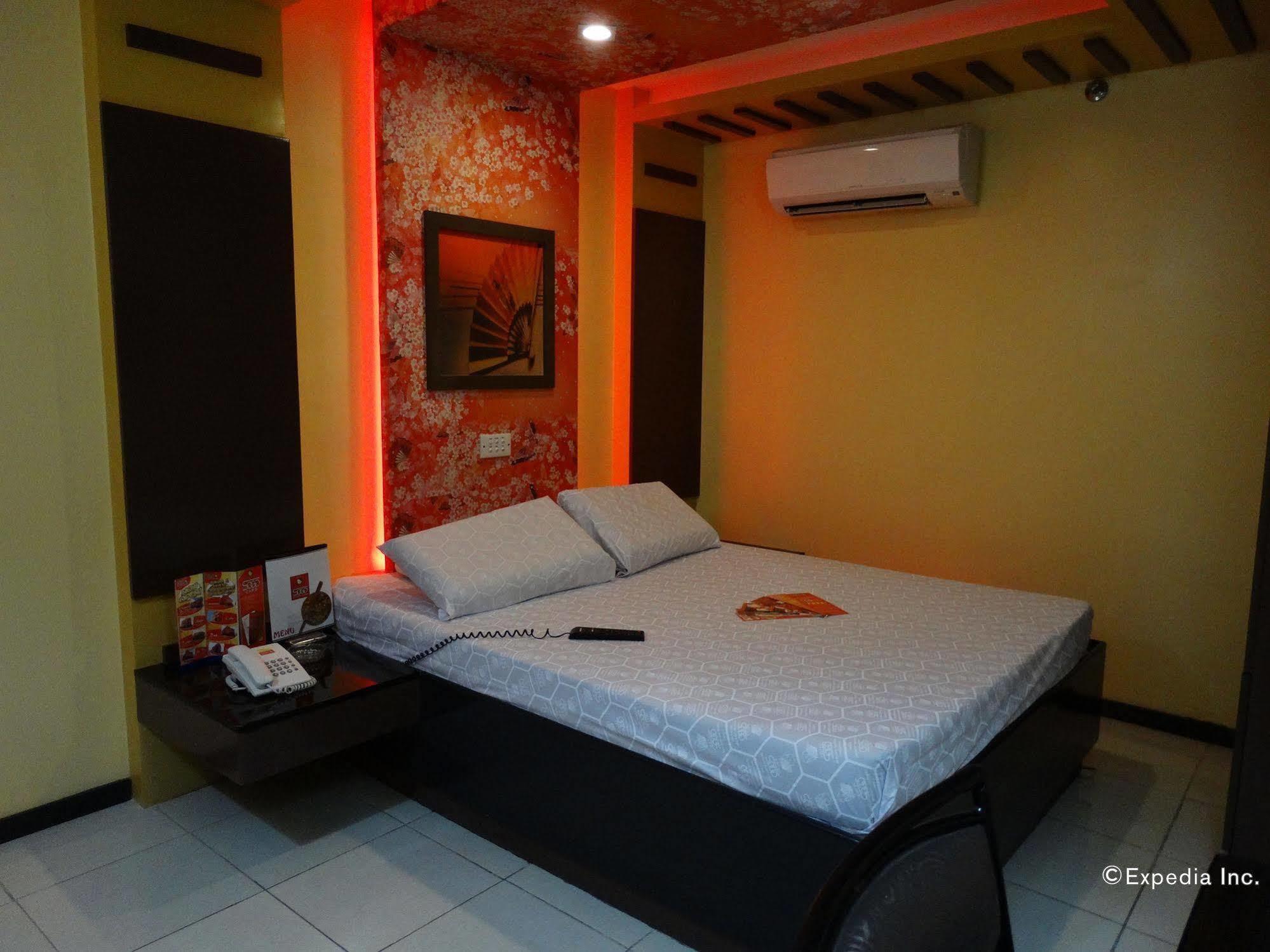 Hotel Sogo Buendia Pasay Esterno foto