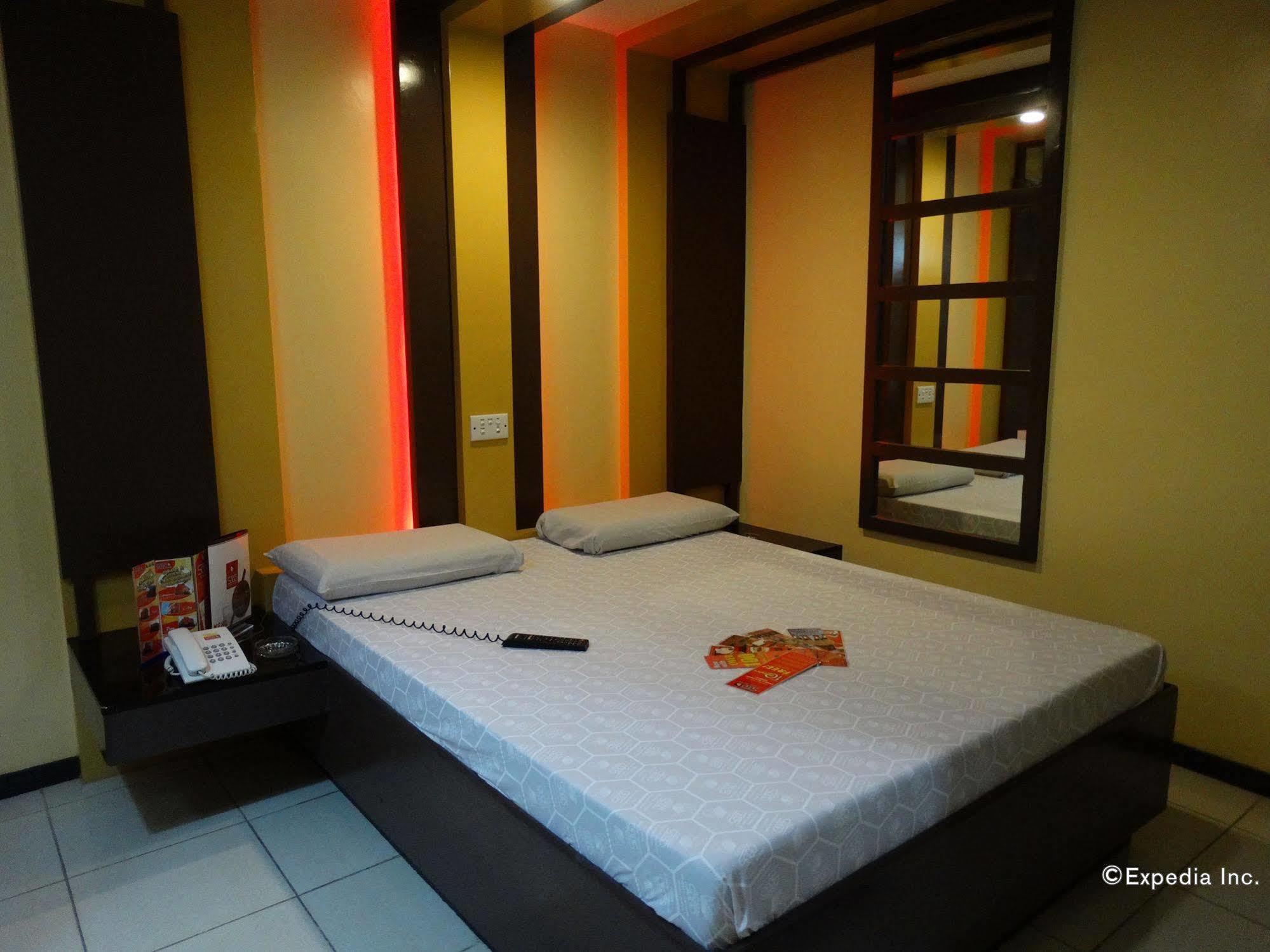 Hotel Sogo Buendia Pasay Esterno foto