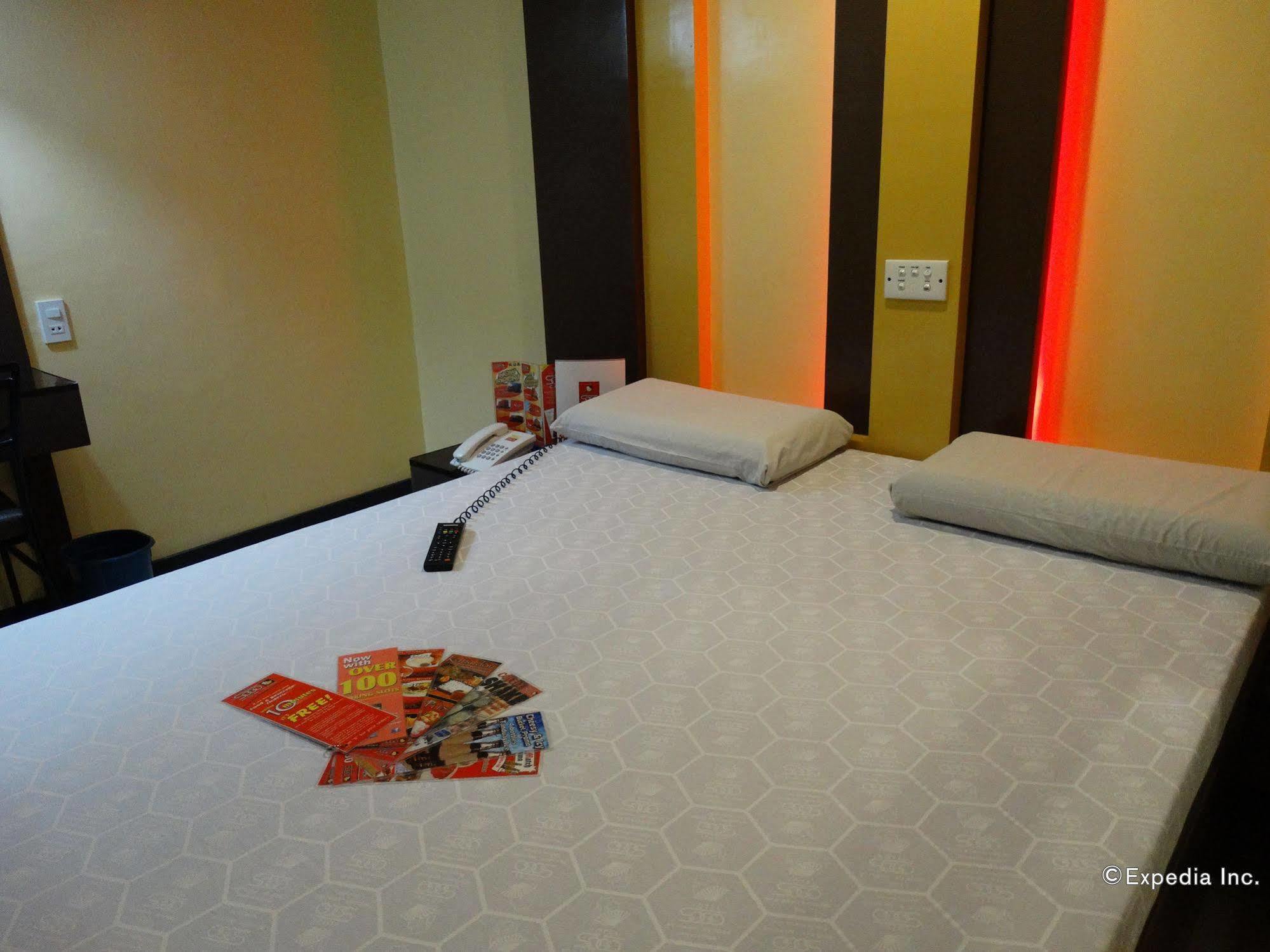 Hotel Sogo Buendia Pasay Esterno foto