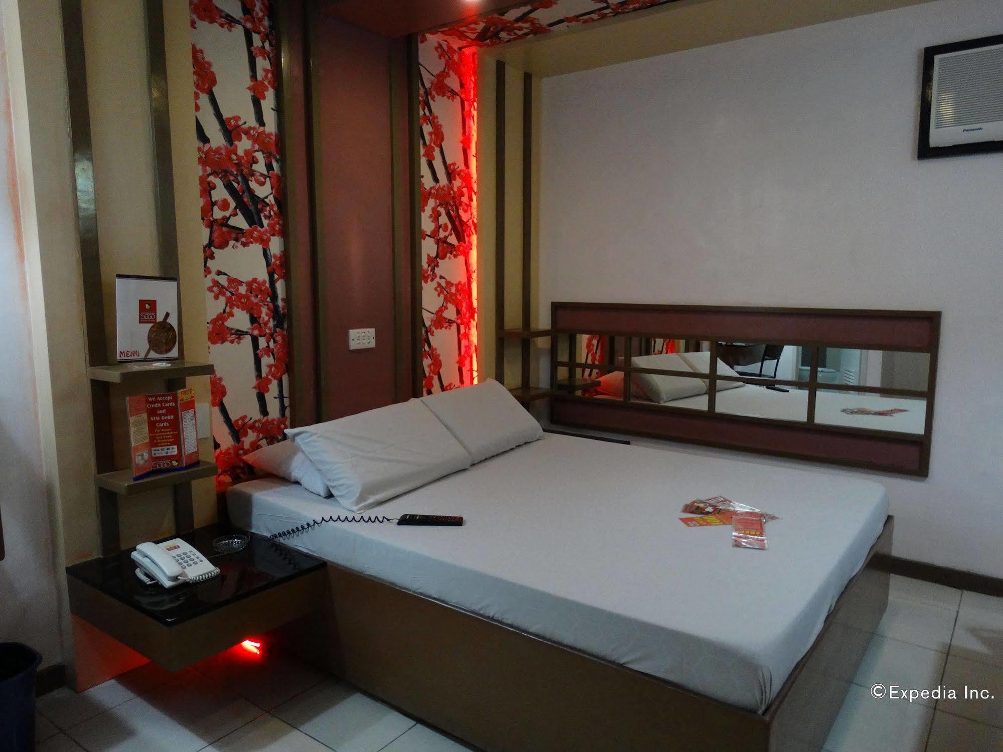 Hotel Sogo Buendia Pasay Esterno foto