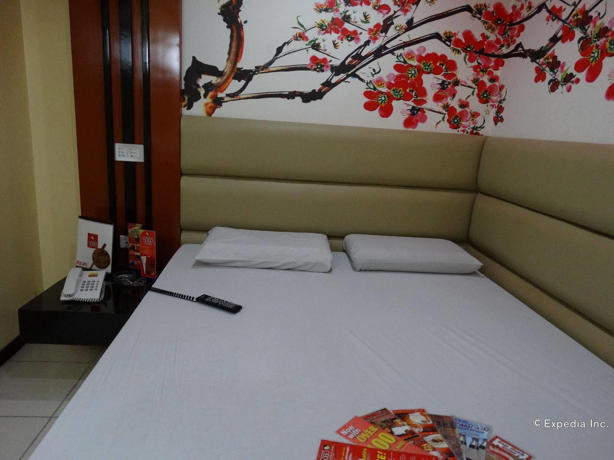 Hotel Sogo Buendia Pasay Esterno foto