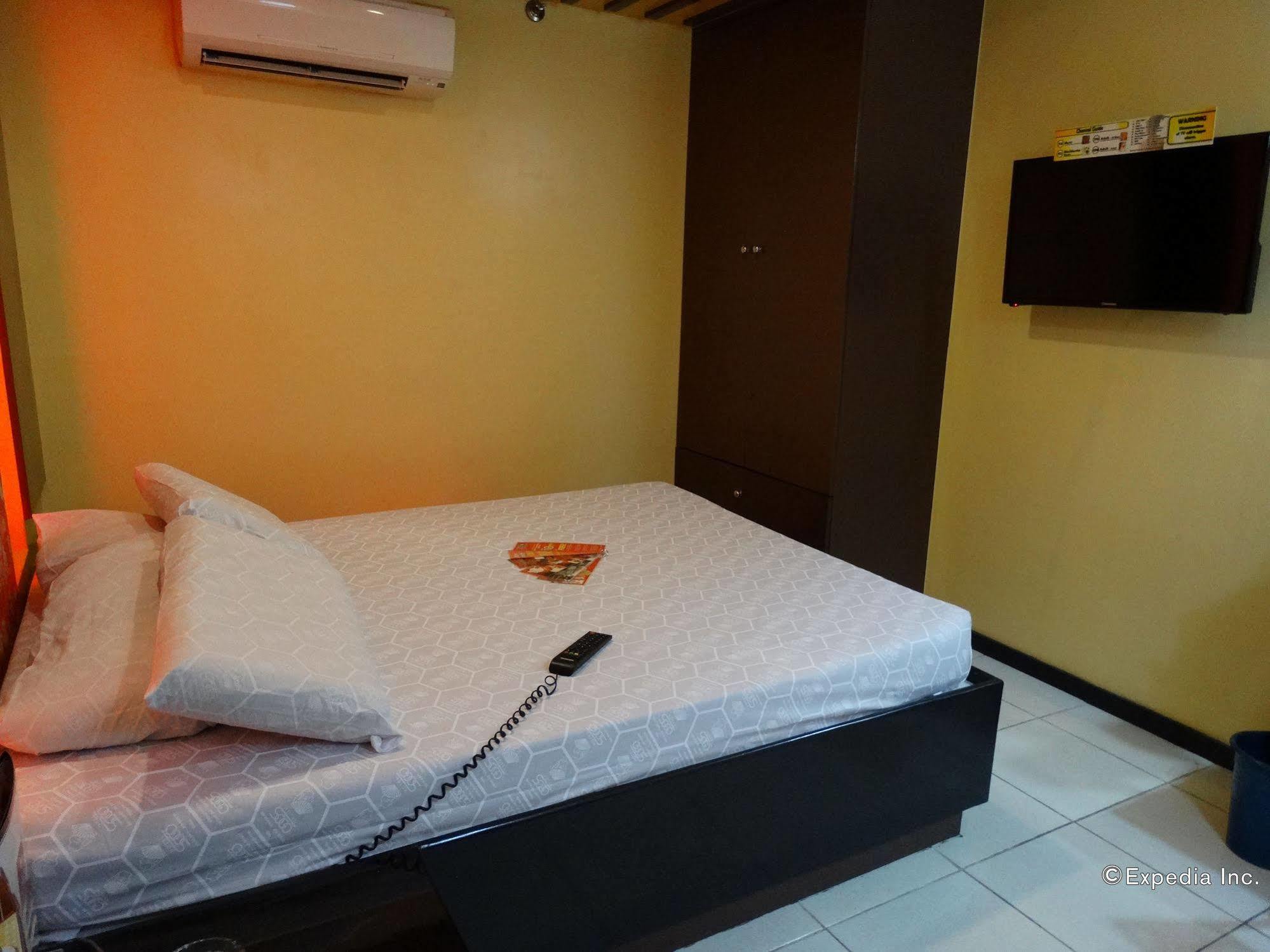 Hotel Sogo Buendia Pasay Esterno foto