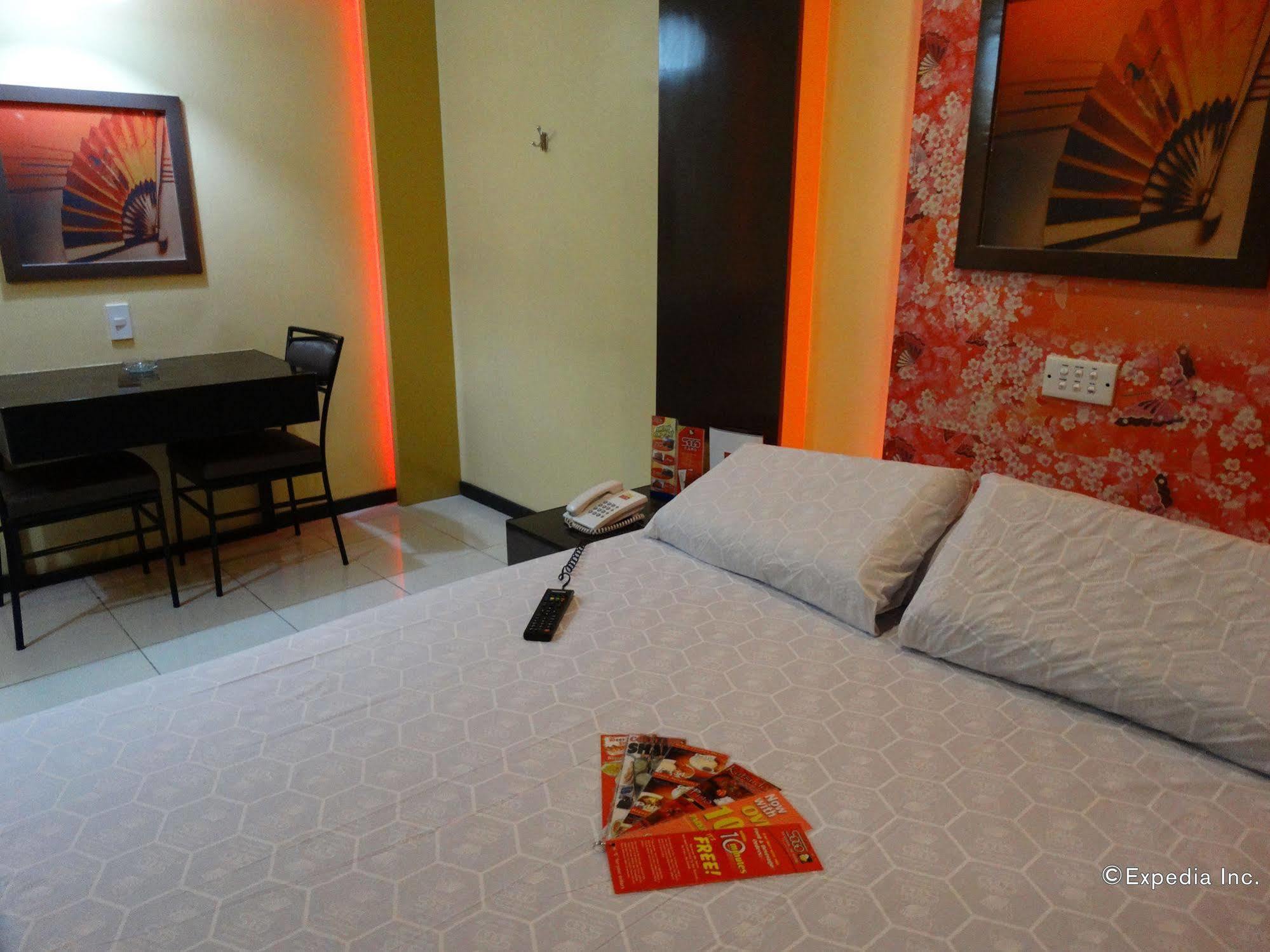 Hotel Sogo Buendia Pasay Esterno foto