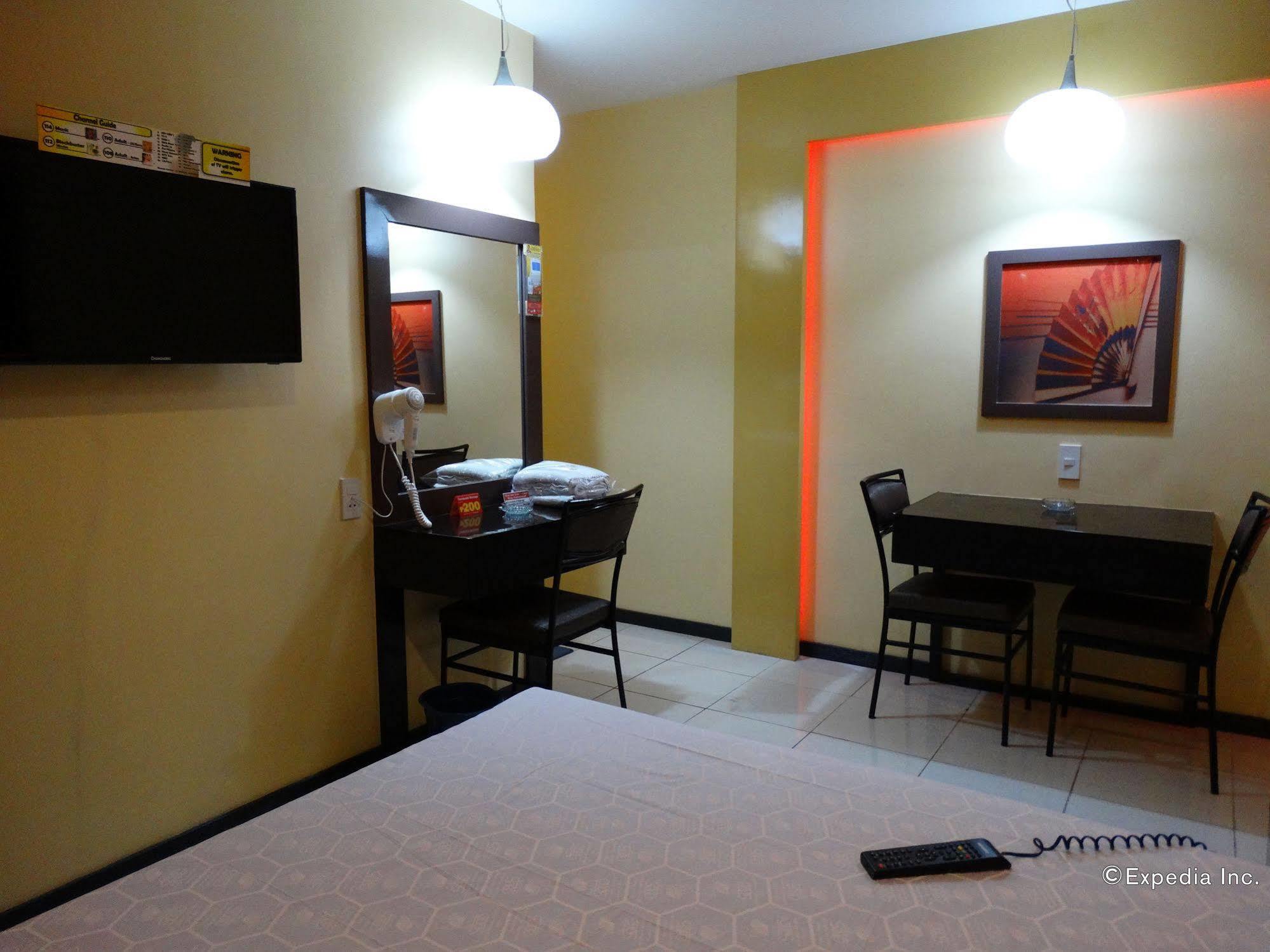 Hotel Sogo Buendia Pasay Esterno foto