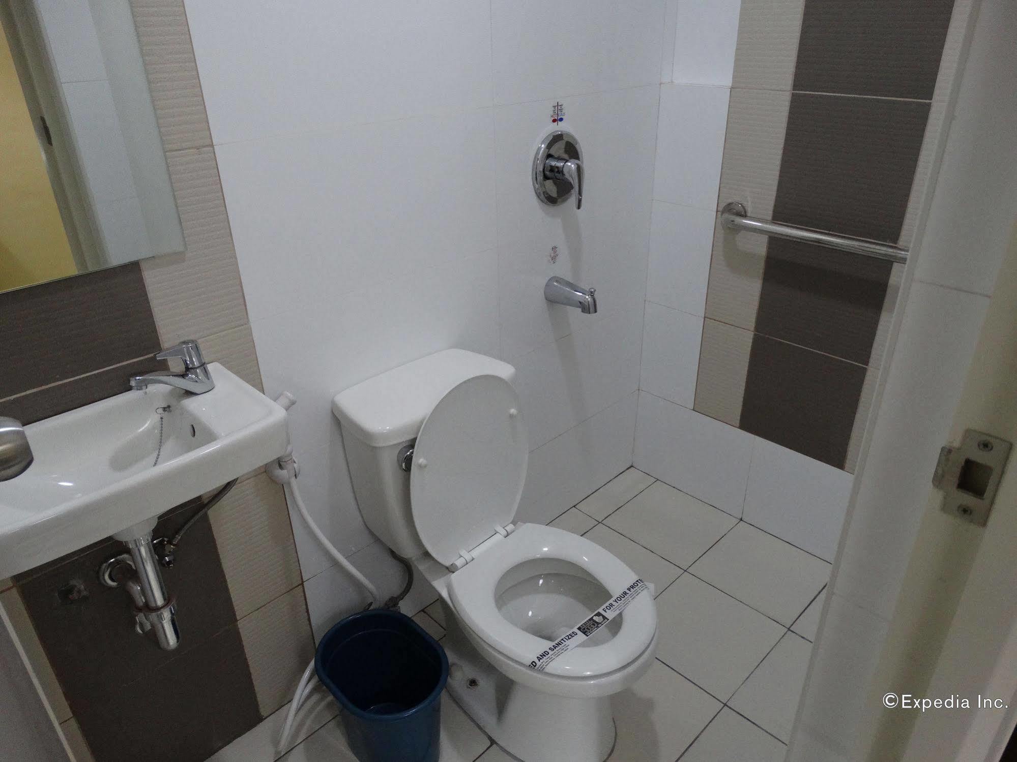 Hotel Sogo Buendia Pasay Esterno foto
